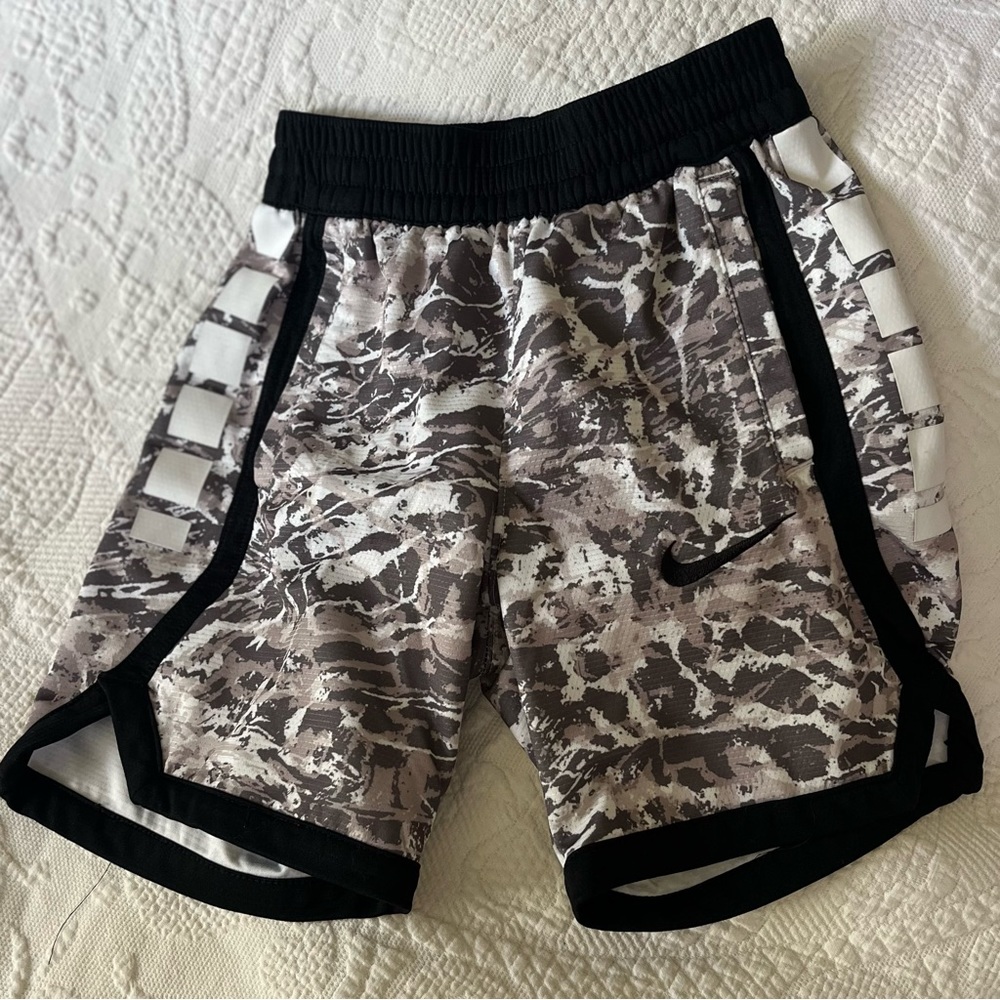NIKE DRI FIT BASKETBALL SHORTS BOYS XS